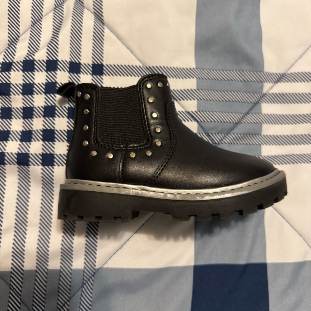 Like new, toddler girls size 7 boots.